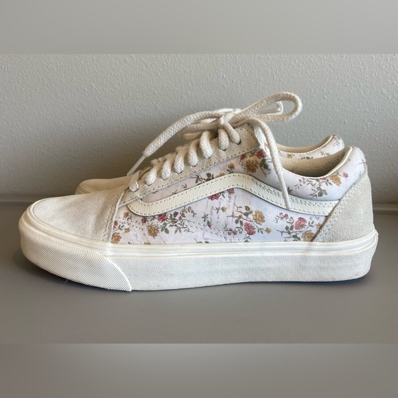 Vans Shoes - VANS Women’s Size 8.5 White Vans with Floral Grey Print Low Tops Old Skool Rare